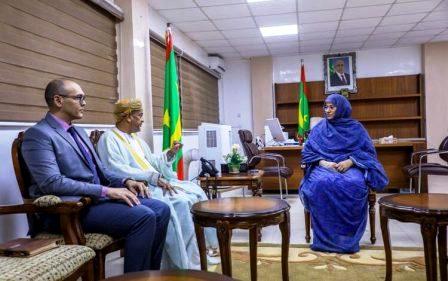 وزيـرة الإسكـان تبحث مع سفير عُمان تعـزيـز التعـاون