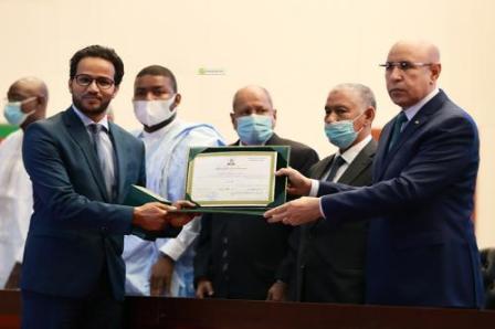 في مخالفة لنهج عزيز غزواني ينحاز للأدب خلال إشرافه على حفل توزيع جوائز شنقيط