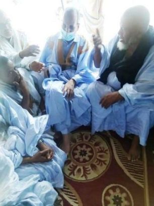 ول أييه وزير التهذيب في منزل الأستاذ المرحوم ولد التاه، معزيا ومشيدا بأخلاق الفقيد